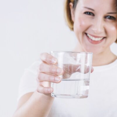 donna-allegra-che-offre-acqua